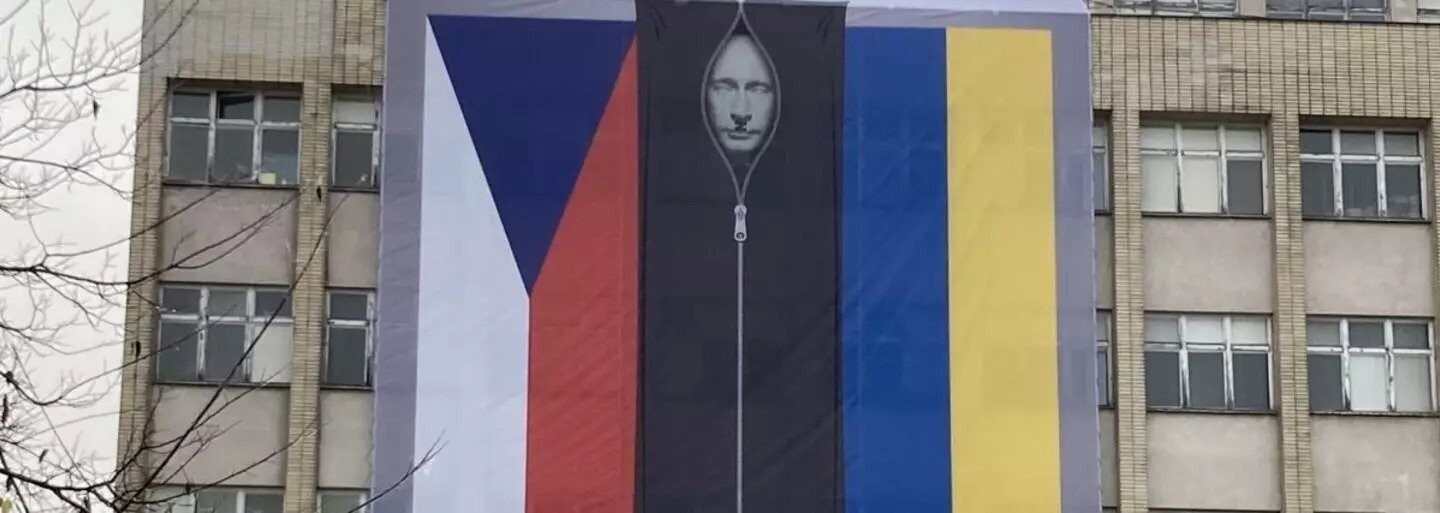 Plachtou s Putinem ve vaku na mrtvoly se zabývá policie