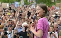 Planéta umiera a je nám to úplne jedno. Máme však želiezko v ohni, švédsku aktivistku Gretu Thunbergovú