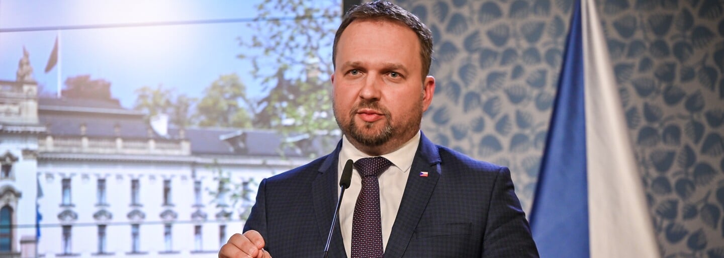 Platy některých státních zaměstnanců mají od září růst až o 10 procent