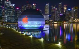 Plovoucí koule v Singapuru je prvním Apple obchodem na vodě. Futuristická stavba je jako vystřižená z Westworldu