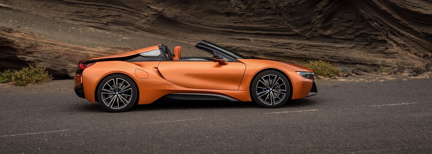Plug-in hybridná stíhačka od BMW zhadzuje strechu a naberá kone. Privítajte i8 Roadster