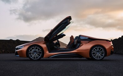 Plug-in hybridná stíhačka od BMW zhadzuje strechu a naberá kone. Privítajte i8 Roadster Plug-in hybridná stíhačka od BMW zhadzuje strechu a naberá kone. Privítajte i8 Roadster