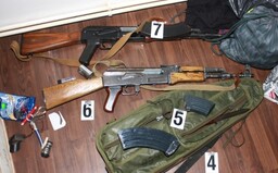 Plzeňan posílal ženě fotky ilegální sbírky zbraní. „Už si hraju, nudím se,“ napsal jí, ona ho nahlásila policii