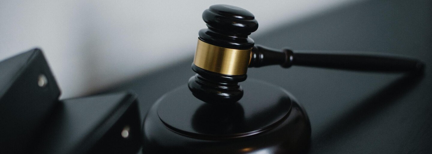 Plzeňský soud udělil výjimečný trest muži, který se loni pokusil zavraždit dvě ženy. Odsedí si 22 let