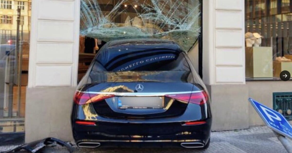 FOTO: Mercedes v Pařížské ulici vjel přímo do výlohy. Sedmdesátiletá řidička vyvázla bez zranění