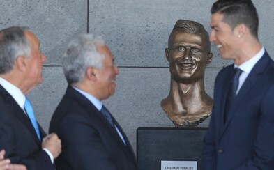Po Cristianu Ronaldovi pojmenovali letiště, ale internet si utahuje z jeho busty. Vůbec se na něj nepodobá, ale všichni u ní vypadali spokojeně Po Cristianu Ronaldovi pojmenovali letiště, ale internet si utahuje z jeho busty. Vůbec se na něj nepodobá, ale všichni u ní vypadali spokojeně