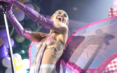 Po dlouhé odmlce se Miley přihlásila o slovo novým singlem. Škoda jen, že ničím nenadchne Po dlouhé odmlce se Miley přihlásila o slovo novým singlem. Škoda jen, že ničím nenadchne