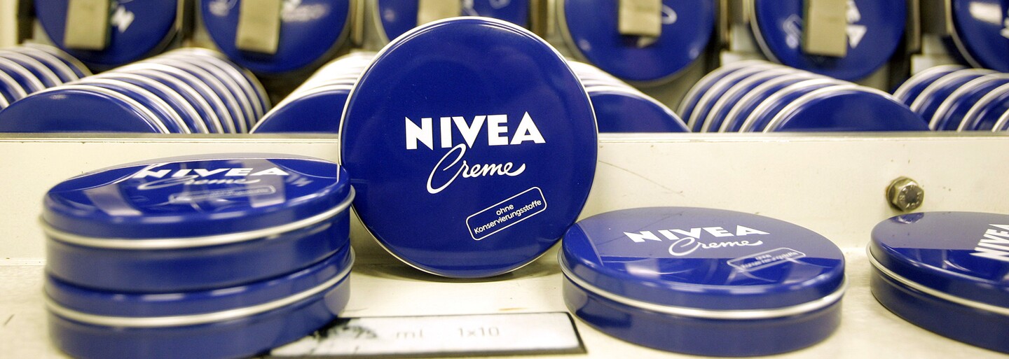 Po Dove čelí obvineniam z rasizmu Nivea. V reklame si černoška na seba nanáša zosvetľujúci krém