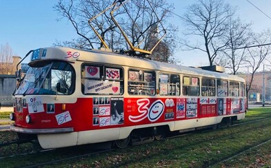 Po Praze bude jezdit legendární polepená tramvaj jako v listopadu 1989 Po Praze bude jezdit legendární polepená tramvaj jako v listopadu 1989