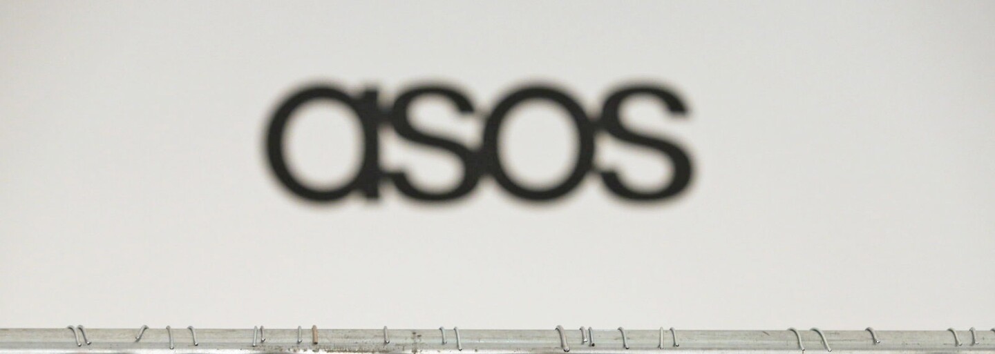 Po rasistickém skandálu H&M má problém ASOS. Prodávají choker, který si podle mnohých dělá legraci ze sebevraždy