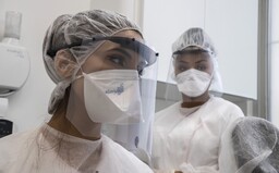 Po rozhovoru může koronavirus ve vzduchu zůstat až 8 minut