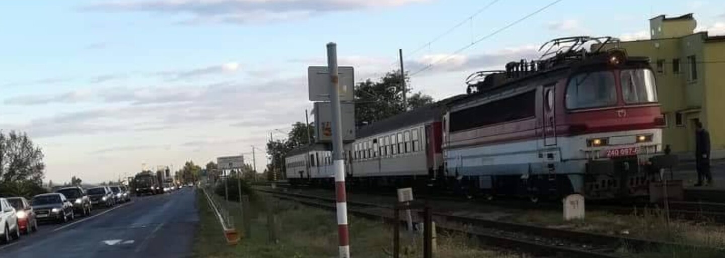 Po roztrhnutom a horiacom vlaku tu máme zablokované priecestie. Vlak ZSSK spôsobil kilometrovú kolónu