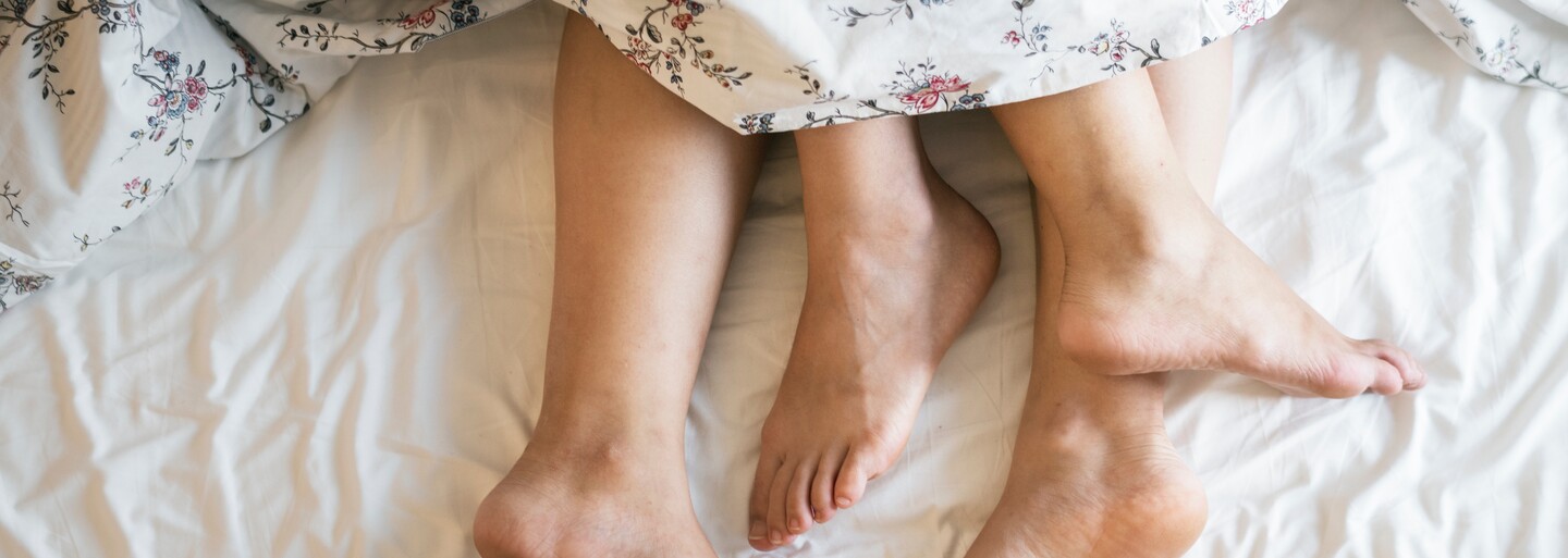 Po sexu si lidé objednávají jídlo a hned kontrolují sociální sítě. Jaké aktivity dominují po intimních chvilkách?