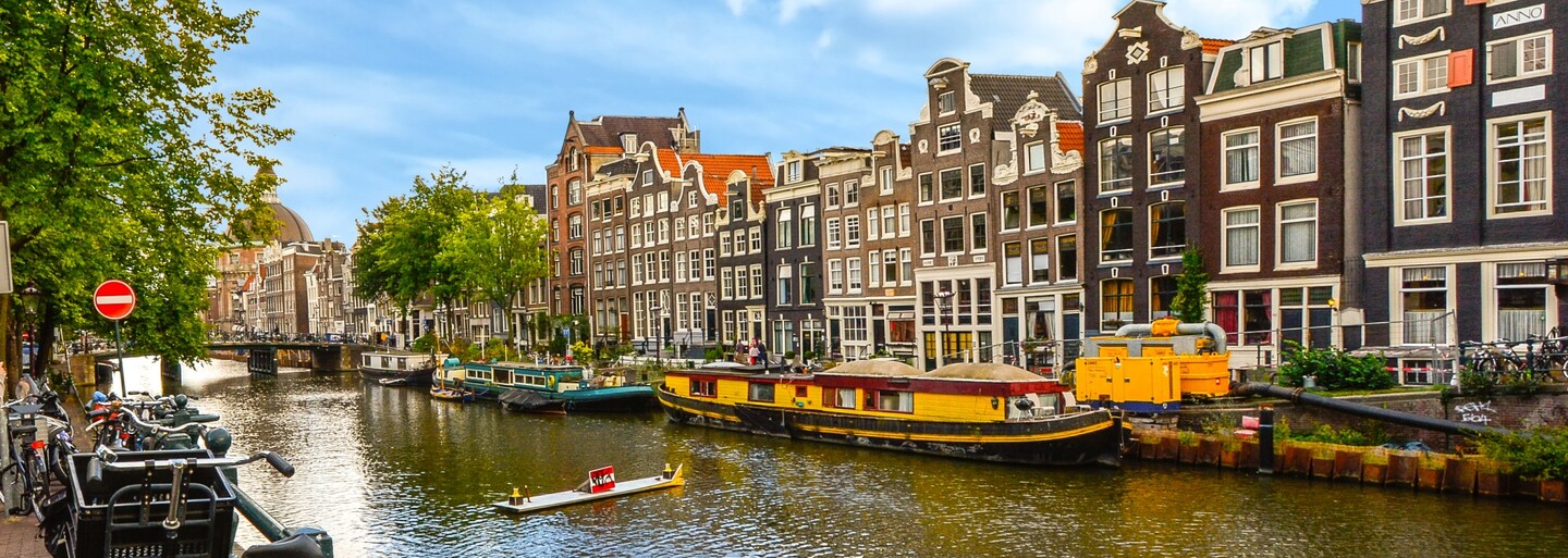 Po Španielsku vyhlásil boj proti turistom aj Amsterdam. Vracajú do kvetináčov, je ich veľa a sú večne opití