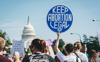 Po úniku dokumentu, který navrhoval zrušit verdikt Roe vs. Wade, mají potratová práva v Americe jednu z nejvyšší míry podpory 