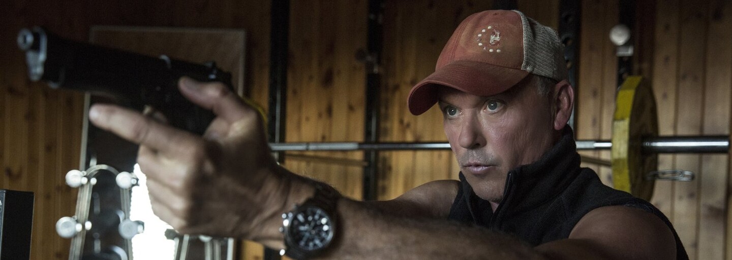 Po zabití snúbenice teroristami sa Mitch rozhodne zabiť každého z nich brutálnym spôsobom. V úžasnom traileri ho na to cvičí Michael Keaton