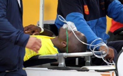 Po zápase ho chtěla zatknout policie, a tak předstíral zranění a nechal se odvézt ze stadionu sanitkou. A plán mu vyšel Po zápase ho chtěla zatknout policie, a tak předstíral zranění a nechal se odvézt ze stadionu sanitkou. A plán mu vyšel