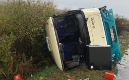 Po zrážke autobusu zomrelo 12 ľudí, z toho 4 deti. Ďalších 17 sa zranilo, jedného cestujúceho už operujú