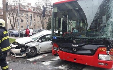 Po zrážke trolejbusu s autom a nákladným vozidlom skončil Renault na totálku. Museli odkloniť niektoré linky MHD Po zrážke trolejbusu s autom a nákladným vozidlom skončil Renault na totálku. Museli odkloniť niektoré linky MHD