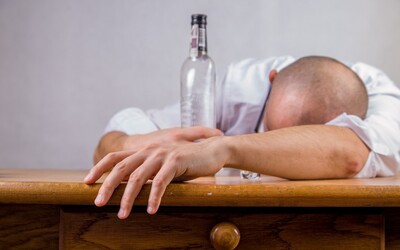 Počas karantény viac spíme a častejšie pijeme alkohol. Výživový poradca a tréner radí, ako si nastaviť režim