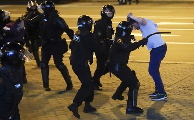 Během nočních protestů v Bělorusku zemřel další muž. Podlehl následkům exploze Během nočních protestů v Bělorusku zemřel další muž. Podlehl následkům exploze
