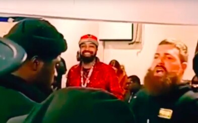 Počas rap battle nazval oponenta neg**m, ten ho za to udrel to tváre Počas rap battle nazval oponenta neg**m, ten ho za to udrel to tváre