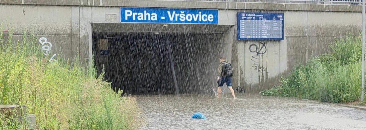 Počasí: V Praze platí povodňová pohotovost, déšť rozvodnil Botič. Problémy jsou i v dopravě