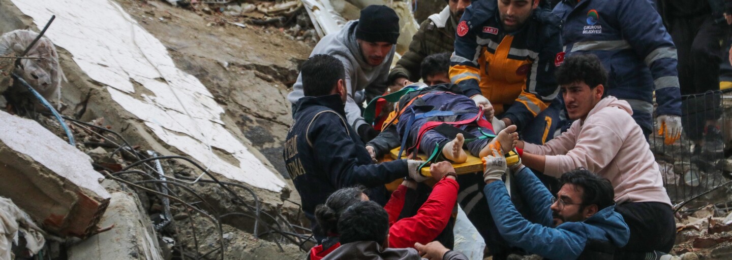 Počet obětí zemětřesení v Turecku a Sýrii přesáhl 16 tisíc