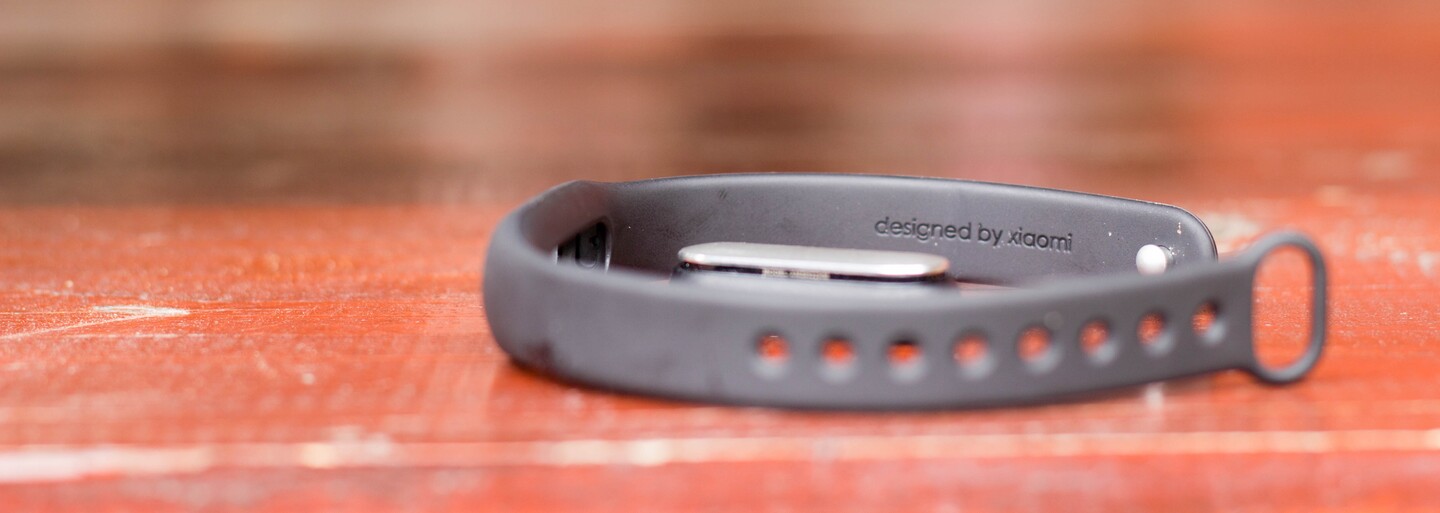 Počíta kroky, analyzuje spánok a odmeria aj tep. Je Mi Band 1S od Xiaomi využiteľný gadget? (Recenzia)