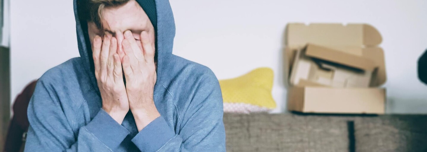 Počkali si i na první pusu. Třetina mladých lidí ztratila kvůli covidu kontrolu nad životem, tvrdí studie
