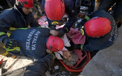 Pod ruinami prežila akoby zázrakom. Vyše 50 hodín po zemetrasení v Turecku vytiahli z trosiek živú ženu