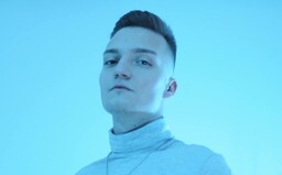 Podělej svý lidi a dopadneš jako Pastor, nepřímo dissuje Mooza ve svém novém klipu. Poslechni si, jak zní jeho nový projekt