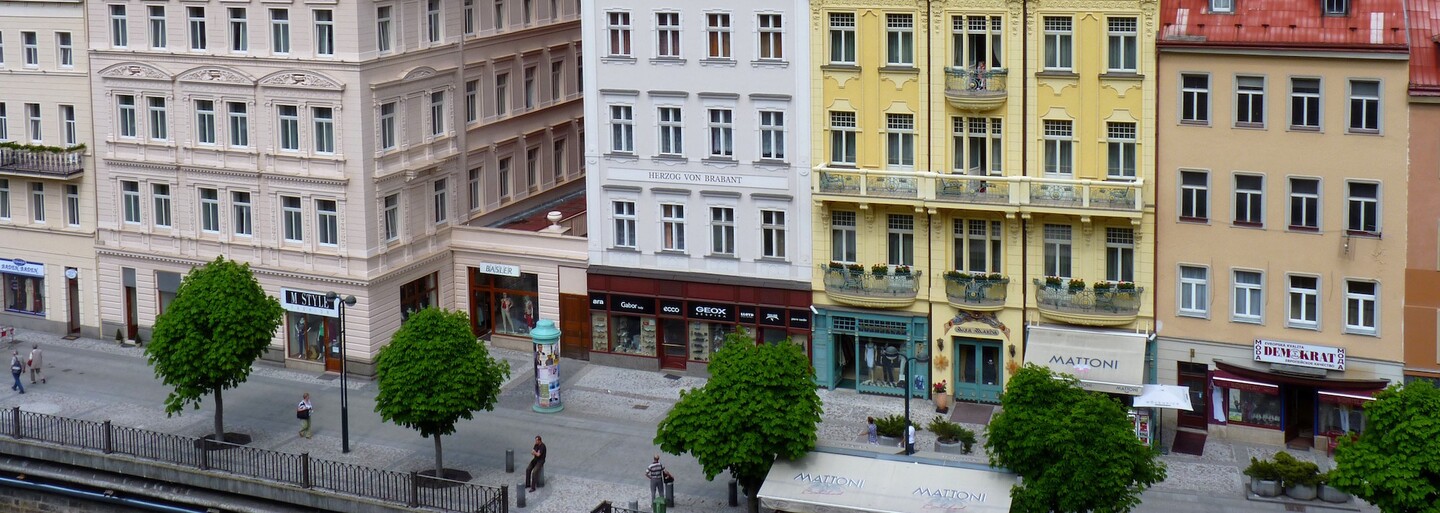 Podívali jsme se do Karlových Varů: města termálních lázní, oplatků, alkoholu, azbuky a monumentální architektury. Stojí za návštěvu?