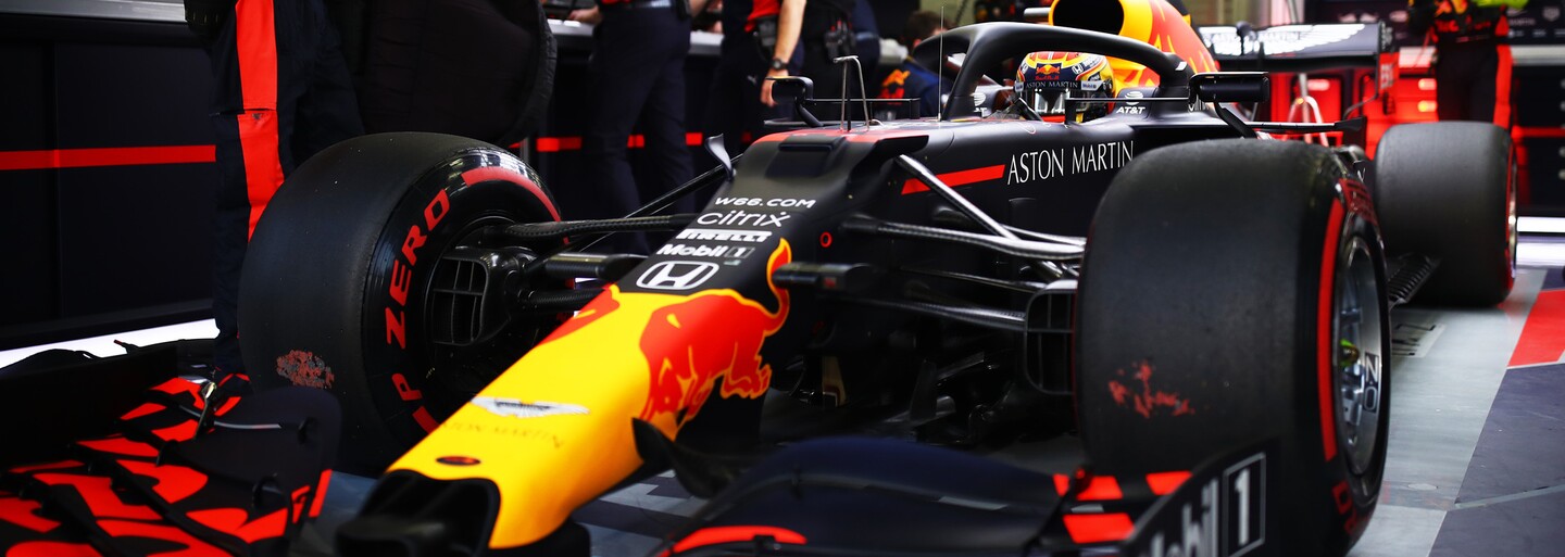 Podívej se, jak se po Karlově mostě proháněla formule z pohledu jezdce
