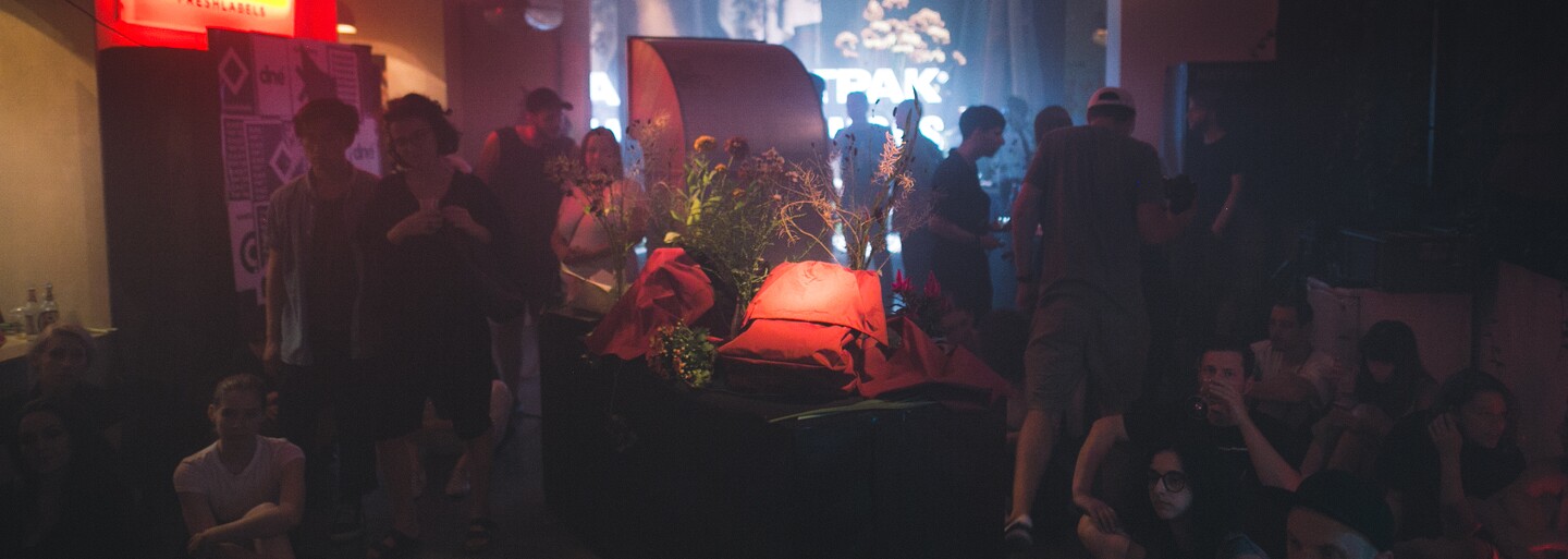 Podívej se, jak vypadá nová kolekce batohů Eastpak x Raf Simons, inspirovaná dekadentní drogovou kulturou