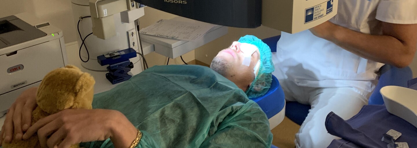 Podstúpil som laserovú operáciu, prvé dni som bol ako upír v bazéne. Noci boli kritické, dnes si to neviem vynachváliť