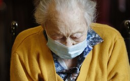 Podvodník zavolal důchodkyni a žádal po ní 200 tisíc korun na injekci pro její dceru, která leží na plicní ventilaci