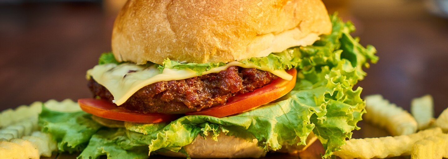 POJĎ VEN: Tento týden bude v Praze Supercrooo, Piqi Miqi, veganská náplavka nebo Burger Fest