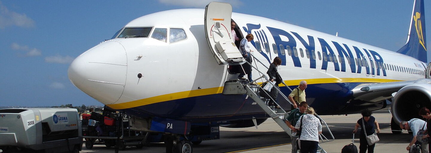 Polák v letadle Ryanairu otevřel nouzový východ a sedl si na křídlo, protože už měl dost čekání. Velmi radikálně tak vyřešil zpoždění