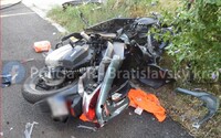 Policajná naháňačka sa skončila nehodou: Muž na motorke mal cudzie značky a zákaz šoférovať, utiecť sa mu nepodarilo
