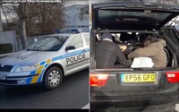 Policajná nahánačka so šťastným koncom. V unikajúcom aute sa tlačilo 8 Iračanov, chytili ich až v Česku