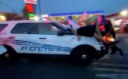 Policajné SUV to napálilo priamo do skupiny demonštrantov. Niektorých nabralo na kapotu a unášalo desiatky metrov