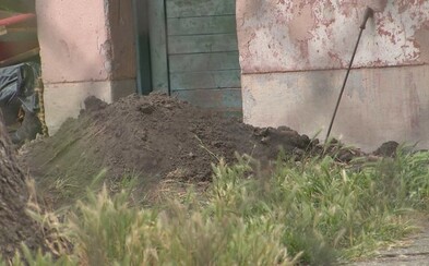 Policajti na záhrade v Nových Zámkoch vykopali telo 8-mesačného dievčatka. Otec ho vraj týral, ukázala pitva Policajti na záhrade v Nových Zámkoch vykopali telo 8-mesačného dievčatka. Otec ho vraj týral, ukázala pitva