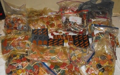 Policisté objevili 270 kilogramů pervitinových lízátek při náhodném oznámení o loupeži. Obávají se, že sladkosti měly putovat k malým dětem Policisté objevili 270 kilogramů pervitinových lízátek při náhodném oznámení o loupeži. Obávají se, že sladkosti měly putovat k malým dětem