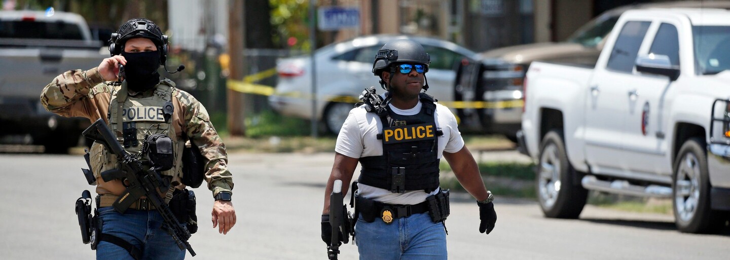 Policisté při texaském masakru nezakročili dost rychle. Čekali na klíče od školníka a bránili vstupu rodičům