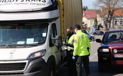 Policajti riešili cez Veľkú noc rúška či zbytočné návštevy. Pravidlá nedodržalo až 3000 občanov Policajti riešili cez Veľkú noc rúška či zbytočné návštevy. Pravidlá nedodržalo až 3000 občanov
