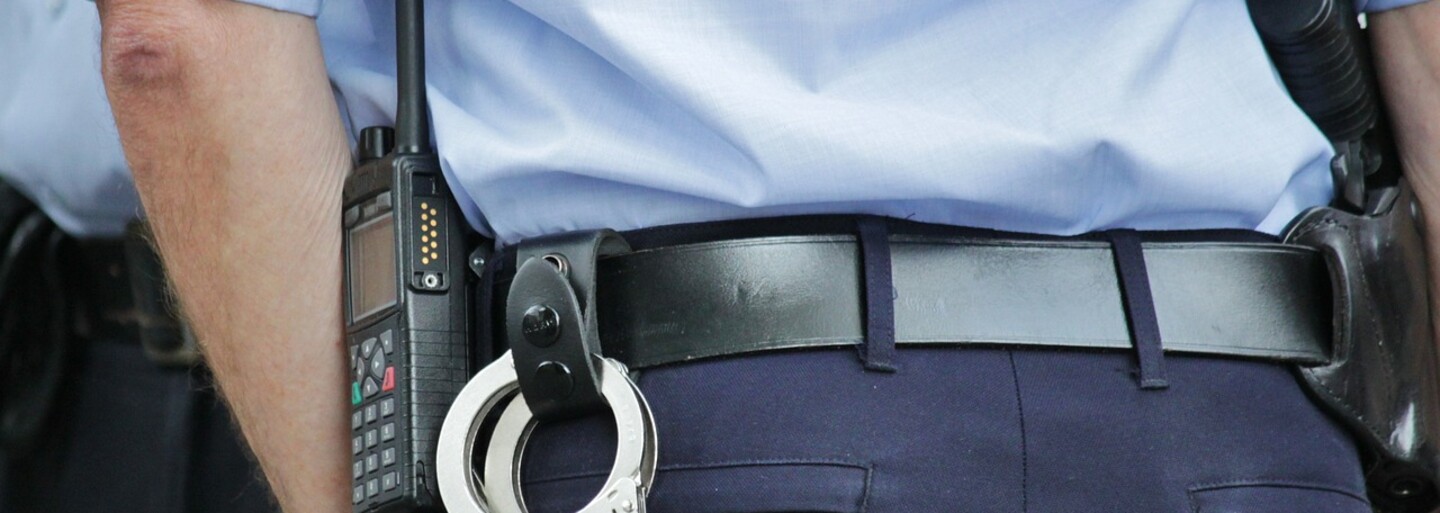 Policajti ťahali bezbranného psa popri aute až na stanicu. Na svoju obhajobu uviedli, že si zabudli zobrať klietku