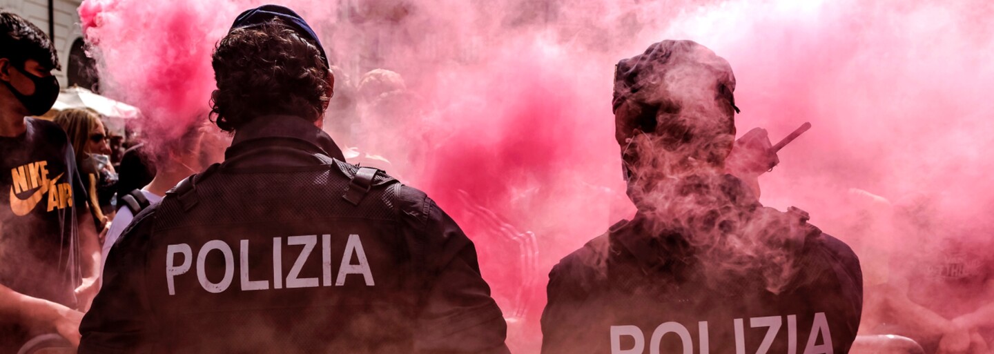 Policajti v Taliansku odmietajú nosiť ružové respirátory. Podľa nadriadených to môže poškodiť imidž celej inštitúcie