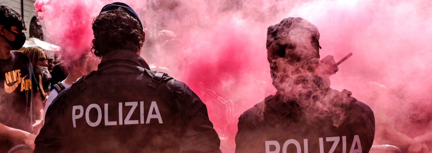 Policisté v Itálii odmítají nosit růžové respirátory. Podle nadřízených to může poškodit image celé instituce