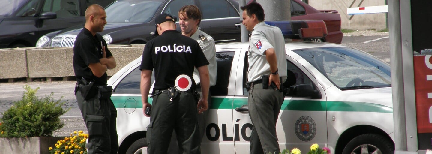 Policajti zverejnili vtipné zápisky zo svojich služieb. O zaspatých psoch, páchateľoch i čudných zadržiavačkách